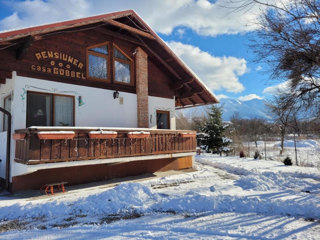 Pensiunea Casa Gobbel iarna, cu firma pictată pe fronton